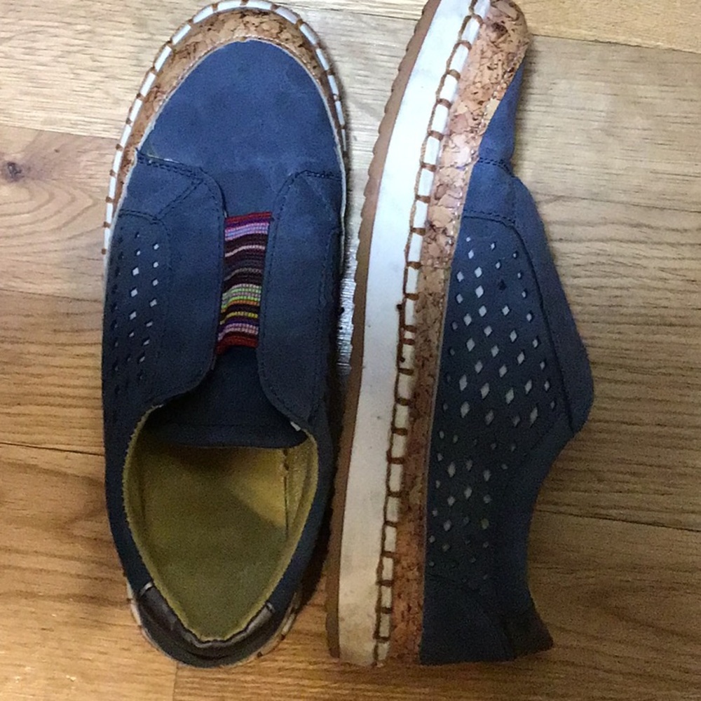 Shoes - Picture 2 of 4